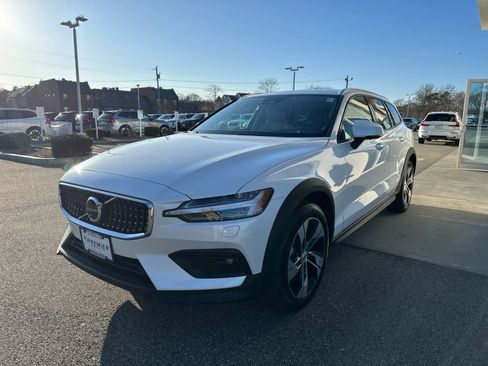 Used 2025 Volvo V60 B5 Cross Country Plus image 3