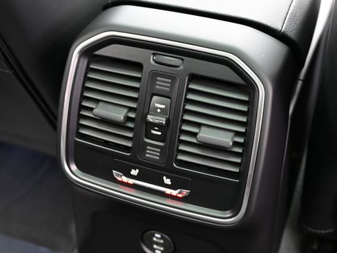 Used 2025 Porsche Macan image 26