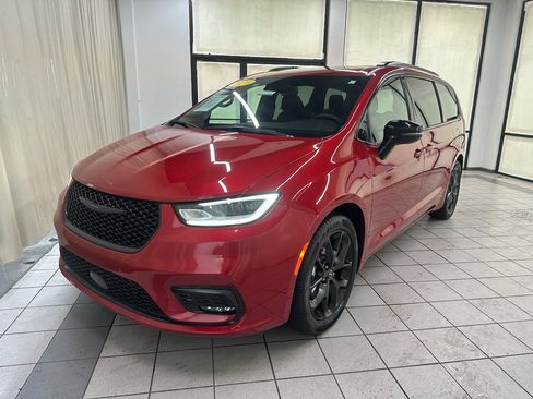 Used 2026 Chrysler Pacifica Limited w/ S Appearance Package FWD image 12