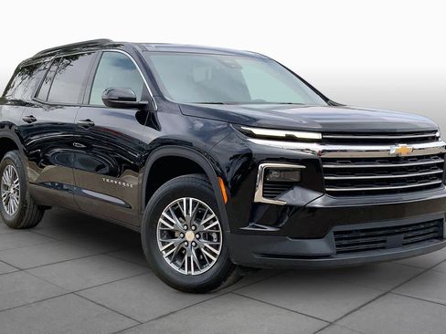 Used 2025 Chevrolet Traverse LT FWD image 2