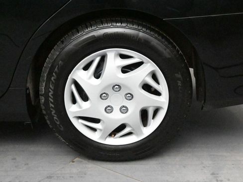 Used 2015 Toyota Camry LE image 10