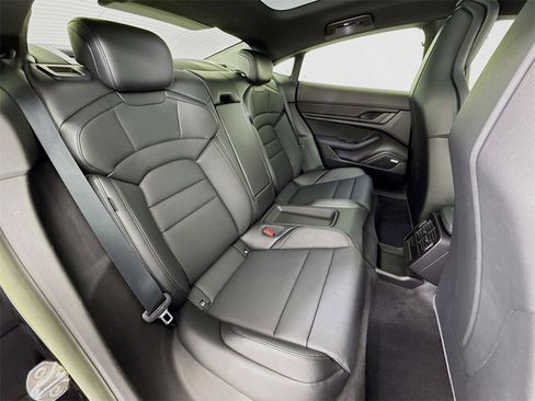 Used 2022 Porsche Taycan image 28