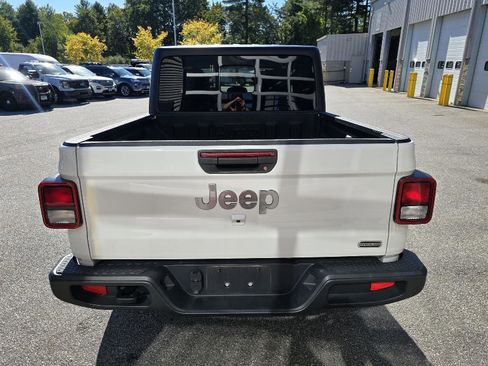 Used 2023 Jeep Gladiator Overland AWD/4WD image 4