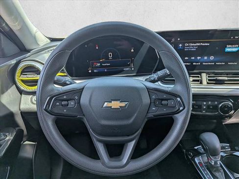 Used 2025 Chevrolet Trax LT FWD image 13