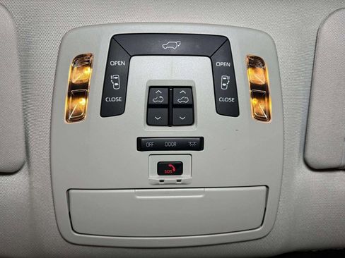 Used 2022 Toyota Sienna XLE image 14