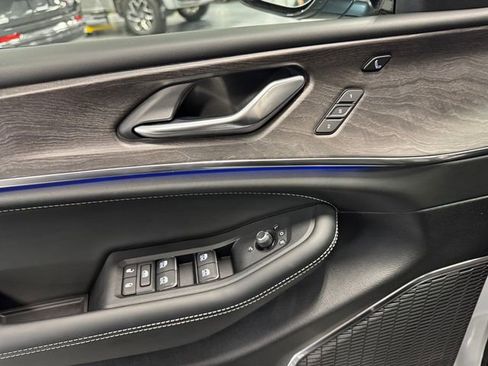 New 2025 Jeep Grand Cherokee Overland w/ Luxury Tech Group IV AWD/4WD image 16
