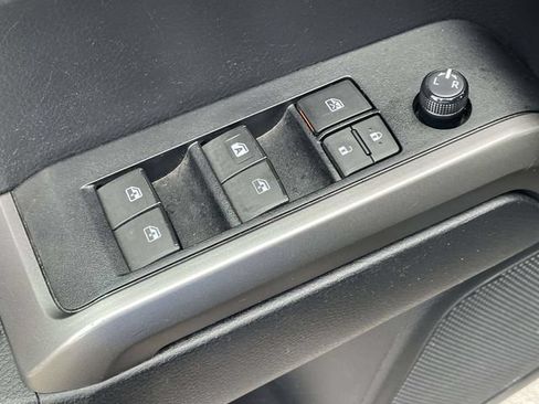 Used 2020 Toyota Tacoma SR5 RWD image 17
