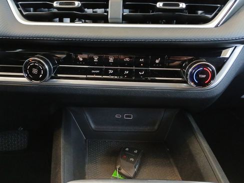 Used 2026 Chevrolet Equinox LT AWD/4WD image 36