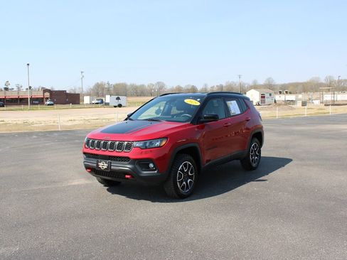 Used 2025 Jeep Compass Trailhawk AWD/4WD image 4