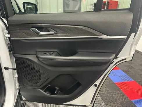 Used 2024 Jeep Grand Cherokee Limited image 17