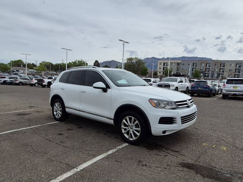 Used 2014 Volkswagen Touareg Sport image 7