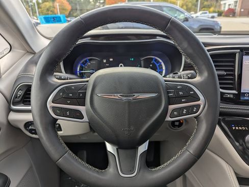 Used 2023 Chrysler Pacifica Limited image 29