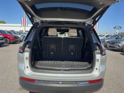 Used 2023 Jeep Grand Cherokee L Limited w/ Luxury Tech Group II image 7