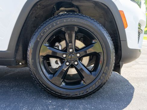 Used 2023 Jeep Grand Cherokee Limited w/ Black Appearance Package AWD/4WD image 11