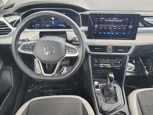 Used 2025 Volkswagen Taos SE AWD/4WD image 3