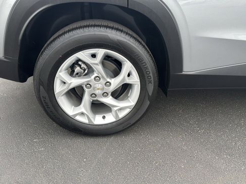 Used 2025 Chevrolet Trax LS w/ LS Convenience Package image 4