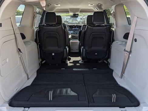 Used 2023 Chrysler Pacifica Touring-L FWD image 18