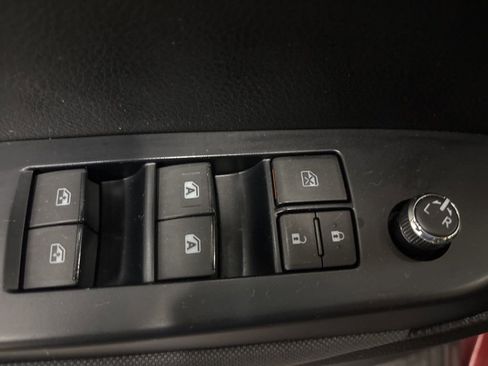 Used 2017 Toyota Highlander LE image 19