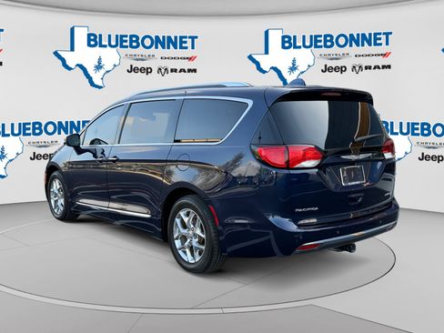 Used 2017 Chrysler Pacifica Limited w/ UConnect Theater Package FWD image 7