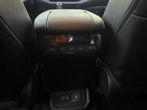 Used 2022 Toyota Highlander Limited image 12