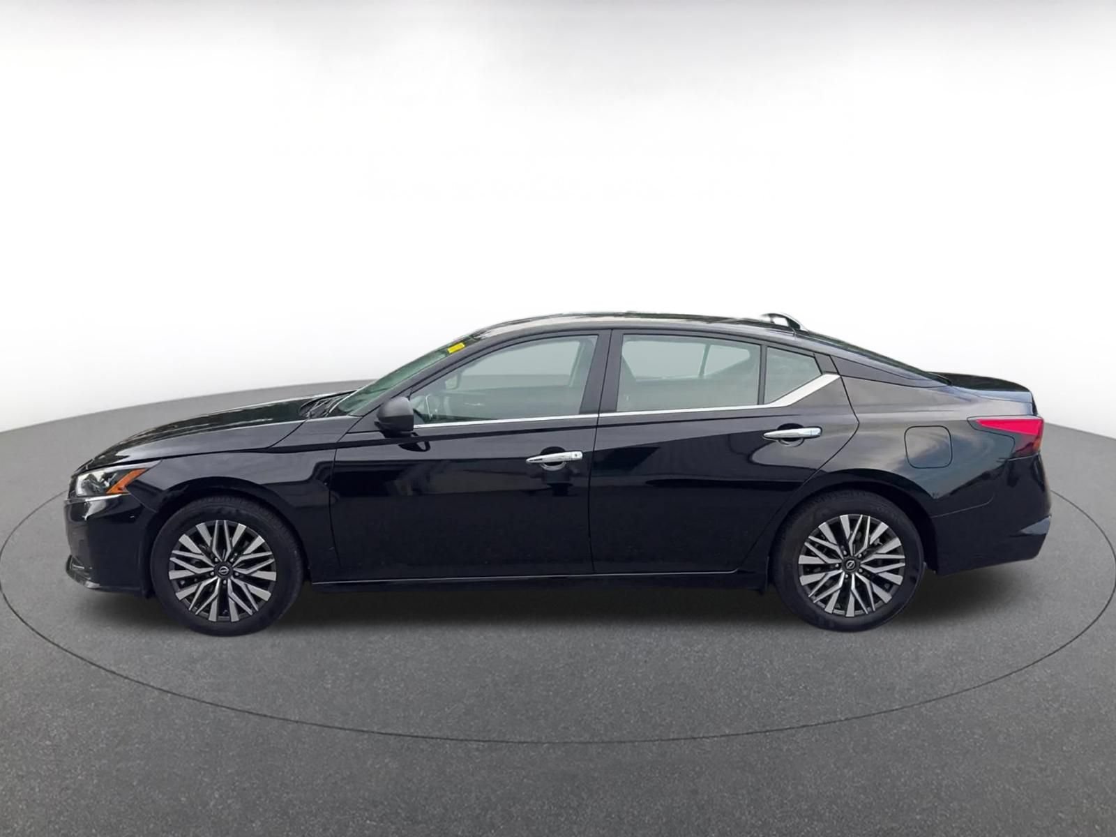 Used 2025 Nissan Altima 2.5 SV FWD image 7