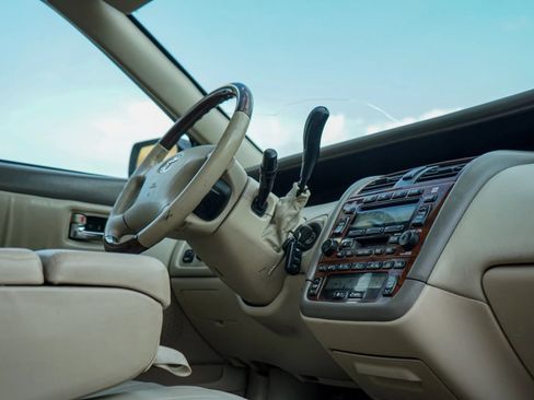 Used 2004 Toyota Avalon XLS image 32