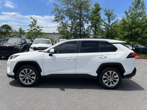 Used 2019 Toyota RAV4 XLE Premium FWD image 9
