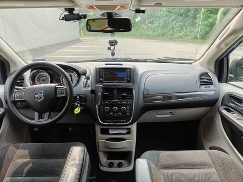 Used 2019 Dodge Grand Caravan SE w/ UConnect Hands-Free Group FWD image 25