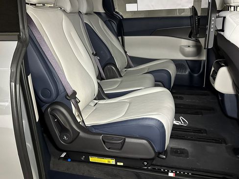 New 2025 Kia Carnival SX image 15