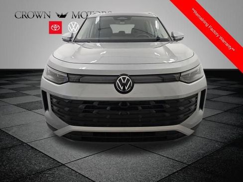 Used 2025 Volkswagen Tiguan SE AWD/4WD image 2