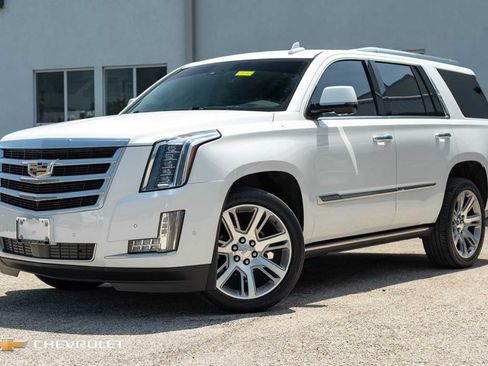 Used 2017 Cadillac Escalade Premium Luxury RWD image 1