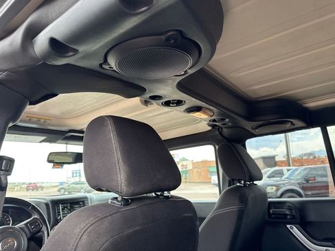 Used 2014 Jeep Wrangler Unlimited Sahara w/ Connectivity Group AWD/4WD image 33