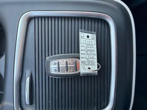 Used 2023 Chrysler Pacifica Touring-L FWD image 28