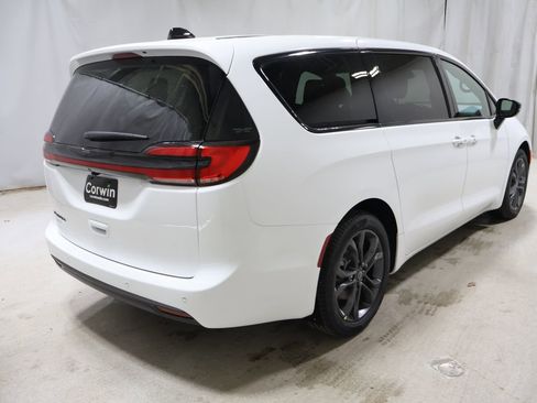 New 2026 Chrysler Pacifica Select image 7