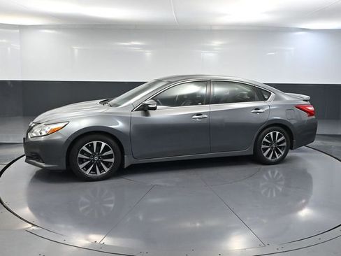 Used 2016 Nissan Altima 2.5 SL w/ Moonroof Package FWD image 9