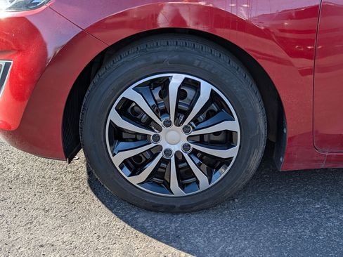 Used 2017 Hyundai Elantra GT image 12