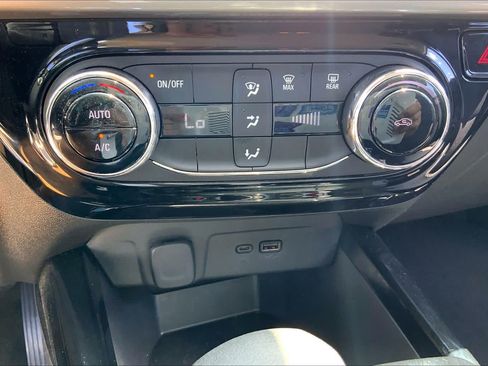 Used 2025 Chevrolet Trax LT FWD image 32