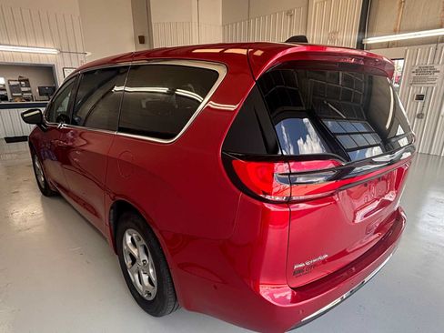 Used 2024 Chrysler Pacifica Limited FWD image 6