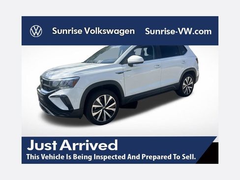 Used 2022 Volkswagen Taos SE FWD image 1