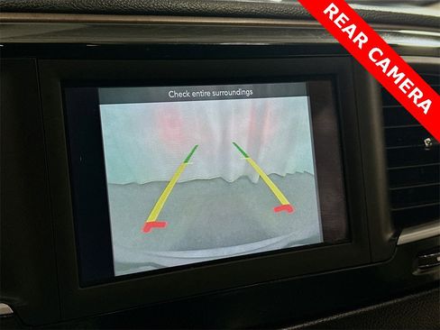 Used 2018 Chrysler Pacifica Touring-L image 14