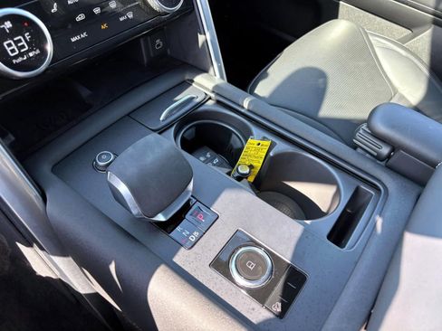 Used 2025 Land Rover Discovery Metropolitan Edition image 18