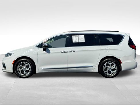 Used 2023 Chrysler Pacifica Limited FWD image 4