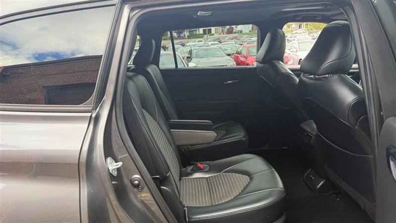 Used 2021 Toyota Highlander XSE FWD image 10