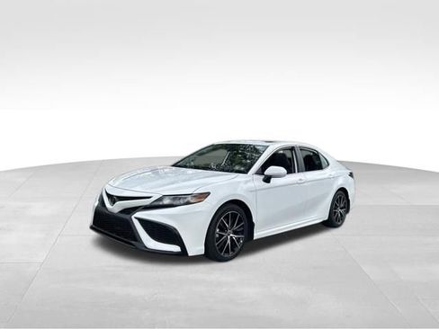 Used 2022 Toyota Camry SE w/ Cold Weather Package FWD image 35