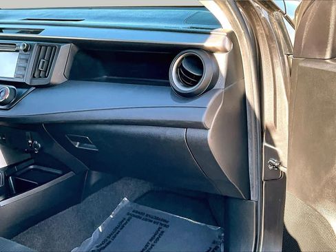 Used 2016 Toyota RAV4 LE FWD image 18