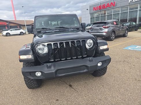 Used 2021 Jeep Gladiator Sport AWD/4WD image 4