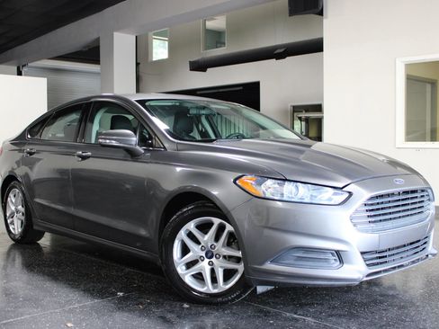 Used 2014 Ford Fusion SE FWD image 1