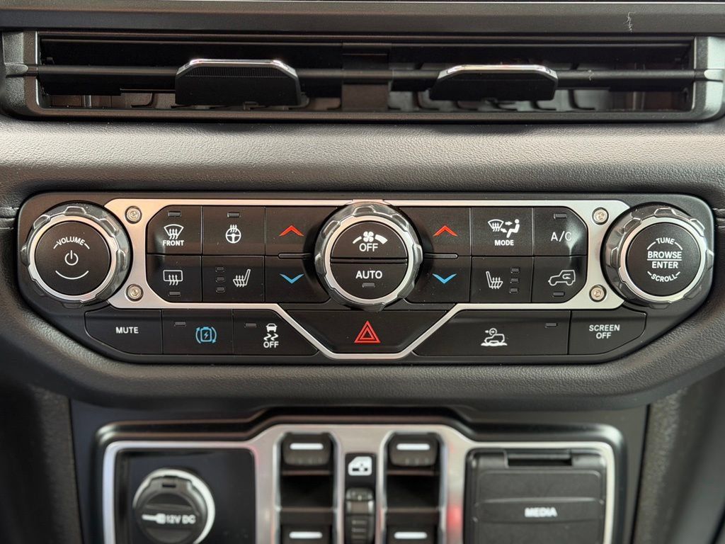 Used 2024 Jeep Wrangler Unlimited Sahara AWD/4WD image 17