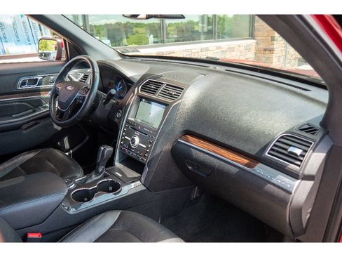 Used 2018 Ford Explorer Limited w/ Equipment Group 301A AWD/4WD image 15