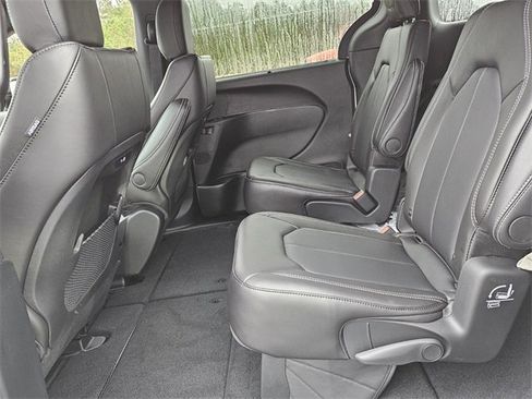 New 2026 Chrysler Pacifica Select image 7